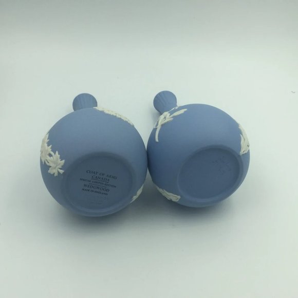 Wedgwood Pair of Jasperware 5 1/4" Cherubs Bud Blue Vase - Picture 3 of 4